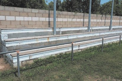 La grada del campo de rugby del Área Deportiva Puente Castro se renovará por completo tras años en estado de deterioro.