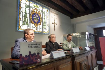 El arzobispo de Valladolid, Luis Argüello, y el presidente de Cáritas Castilla y León, Guenther E. Boelhoff.