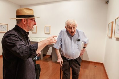 Luis García, director de exposiciones del ILC, junto a Antonio Gamoneda.