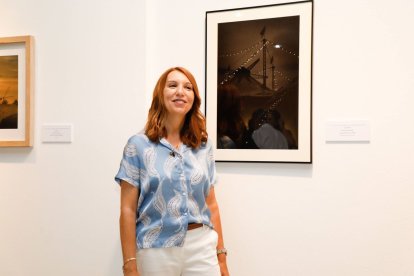 Virginia Morán ante su foto premiada.