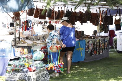Los puestos son uno de lo grandes alicientes del Mercado Judío.
