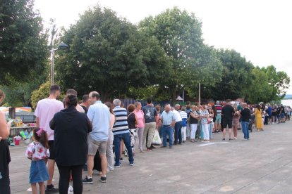 Cola de asistentes a la degustación de ternera.