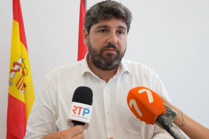 El presidente de la Región de Murcia, Fernando López Miras, ofrece declaraciones tras reunirse con el alcalde de Torre Pacheco, Pedro Ángel Roca.