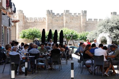 Terraza repleta de gente, este mismo fin de semana, en Valencia de Don Juan.