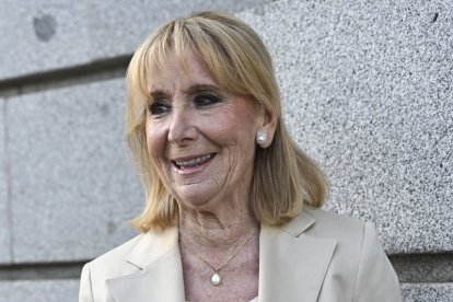 Aguirre son su libro 'Una liberal en política.