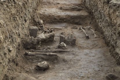 Necrópolis desenterrada en Galleguillos de Campos durante las obras del canal de Payuelos. Excavaciones en La Carisa.