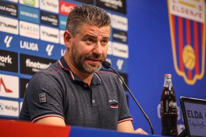 Fernando Estévez toma hoy el mando del banquillo.