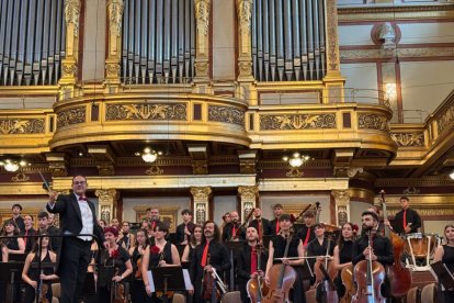 Manuel Alejandre, dirigiendo la Orquesta Sinfónica de Ponferrada en Viena.