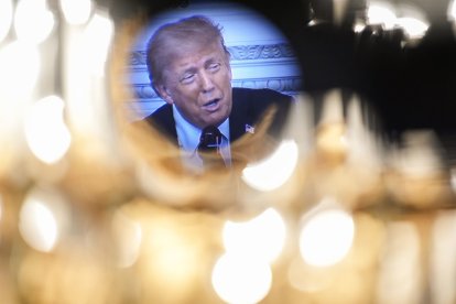 Una cámara graba al presidente Trump mientras habla en el Almuerzo de la Oficina de Fe de la Casa Blanca.
