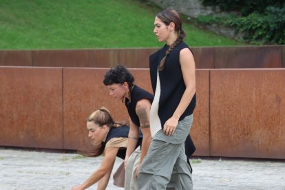 Imagen del espectáculo coreográfico 'Trïade', a cargo del Colectivo Glovo.