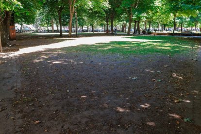 Las zonas del parque de San Francisco resembradas se han vuelto a pelar.