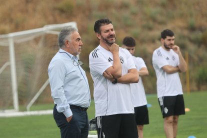 Silvano y Fernando Estévez conversan al incio de la primera sesión de la pretemporada.