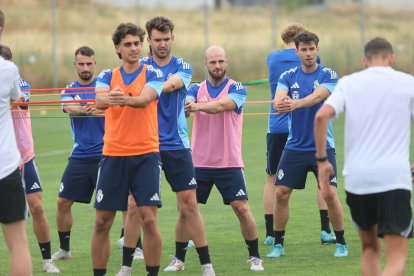 Primeras evoluciones de los futbolistas del conjunto deportivista en el Jesús Tartilán, entre ellos, Sergio Benito.