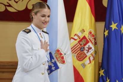 La princesa de Asturias hace un signo de gratitud tras recibir la Medalla de Oro de Galicia.