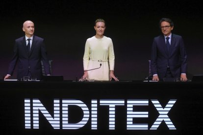 La presidenta de Inditex, Marta Ortega (c) junto al consejero delegado, Óscar García Maceiras (i) durante la Junta General.