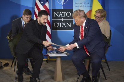 Trump y Zelenski durante la reunión de la Otan en La Haya.