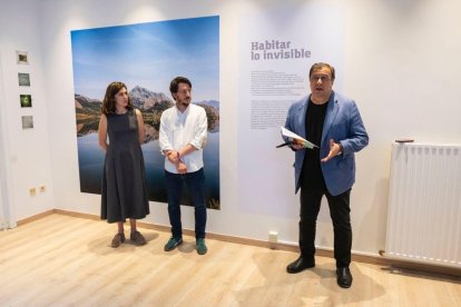 Amor Aguaded y Pablo Garrigós junto al embajador español en Bruselas.