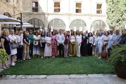 Foto de familia del público y participantes con la presidenta de Diario de León, Adriana Ulibarri y Ángel Alcalde y Natalia Díez, de CaixaBank.