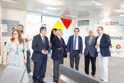 Una parte de la delegación de la Liga Árabe, ayer con el director del Incibe, Félix Barrio.