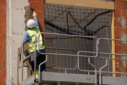 Archivo - Un obrero durante la construcción de una obra, a 10 de mayo de 2023, en Madrid.