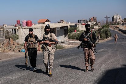 Las fuerzas de seguridad sirias se despliegan en medio de enfrentamientos en la ciudad meridional de Al Sueida, el 16 de julio de 2025. EFE/EPA/MOHAMMED AL RIFAI.