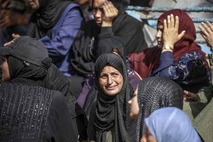 Mujeres palestinas lloran durante el funeral de sus familiares en el hospital Al-Shifa después de un ataque aéreo israelí en la ciudad de Gaza, el 15 de julio de 2025. EFE/EPA/MOHAMMED SABER.