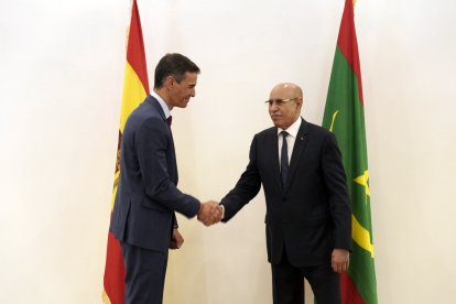 Sánchez estrecha la mano del presidente de Mauritania Mohamed Ould Ghazouani , ayer.