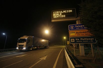 Apertura de la autopista AP66 en el peaje de La Magdalena. F. Otero Perandones.