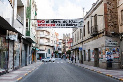 Pancarta contra el cierre de Azucarera en las calles de La Bañeza.