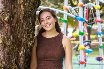 María Ibán Valbuena, de 24 años, posa en el parque de Papalaguinda.
