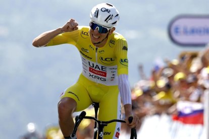 Tadej Pogacar lidera con mano de hierro el Tour de Francia.