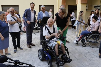 La consejera de Familia, Isabel Blanco, con un residente de 'Las cinco llagas'.
