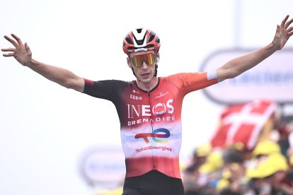 Arensman triunfa en la etapa de Superbagnères y Pogacar sigue líder.