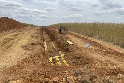 Zanjas para el cableado de las placas fotovoltaicas, junto a Villadangos.