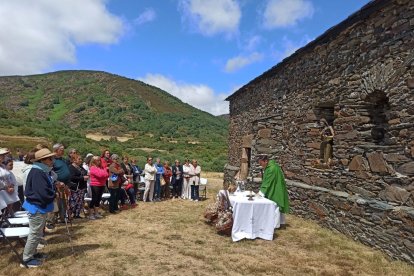 Artesanos en la muestra y el oficio de una misa entre las actividades.