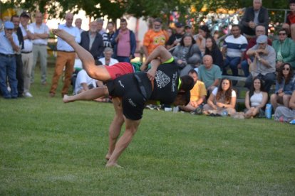Rodrigo Fuentes y Adrián Rodríguez se vieron las caras en el corro de Cea en la categoría de semipesados.