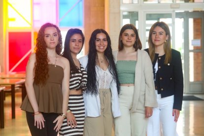 Elena Calvo, Paula María Fernández, Carlota Mirantes, Elsa Offroy y Andrea Robles.