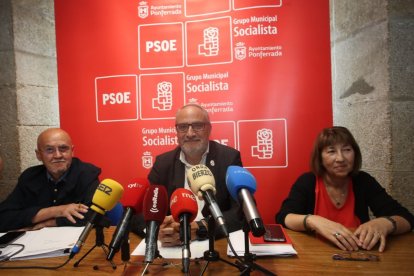 Olegario Ramón, en el centro, en la rueda de prensa.