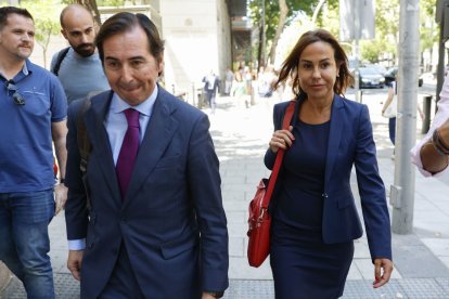Isabel Pardo de Vera sale de la Audiencia Nacional tras declarar ante el juez.
