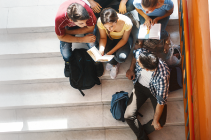 Un grupo de estudiantes espera en un pasillo antes de entrar a clase.