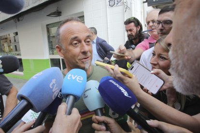 El italiano Francesco Arcuri, a quien Juana Rivas debe entregar este martes a su hijo menor por orden judicial, ha manifestado a su llegada a Granada que confía en regresar a Italia con él: "Tengo ganas de abrazarle, volver a casa y a nuestra vida". Tras una lucha judicial que dura meses, Juana Rivas debe entregar este martes a su hijo menor, de 11 años, al padre, el italiano Francesco Arcuri,.