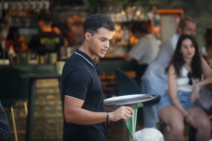 El coste laboral por trabajador osciló entre los 23.138,9 euros brutos en la hostelería.