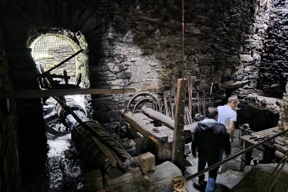 Interior de la Herrería de Compludo con la presencia del edil Iván Alonso y los técnicos del Ayuntamiento de Ponferrada.