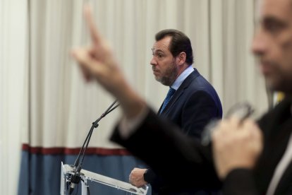  Óscar Puente en una reunión mantenida ayer en la sede del Ministerio, en Madrid.