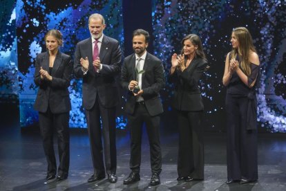 Antoni Forner con la familia real tras recibir el galardón.