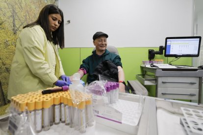 Un voluntario dona su muestra para el proyecto Genoma de Galicia.
