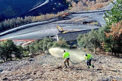 Trabajos de hidrosiembra en una escombrera en el Bierzo Alto