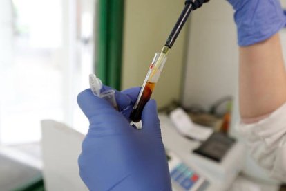 Imagen de archivo de un trabajador en un laboratorio.