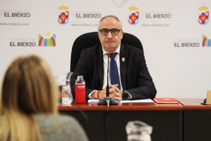 Imagen de archivo de un pleno del Consejo Comacal que preside Olegario Ramón.
