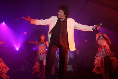 Georgie Dann en un concierto en León. El artista encabeza el ránking de la canción del verano.